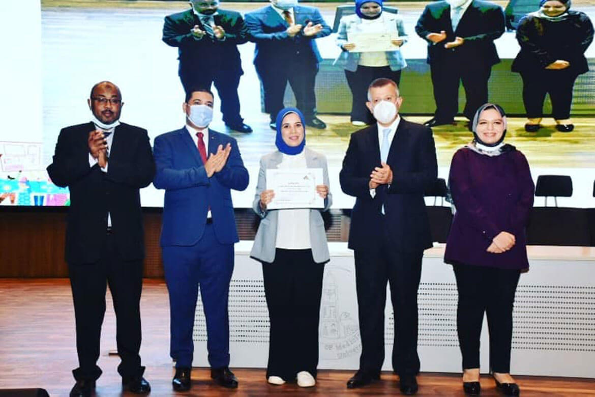 Honoring Dr. Lobna Saleh, Doctorate Holder from Literacy during a ceremony for Ain Shams University to receive the Confucius Prize