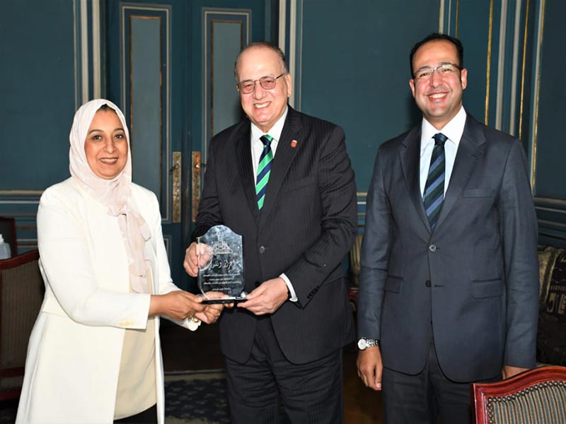 The Vice President for Community Service and Environmental Development receives the former Deputy Minister of Higher Education