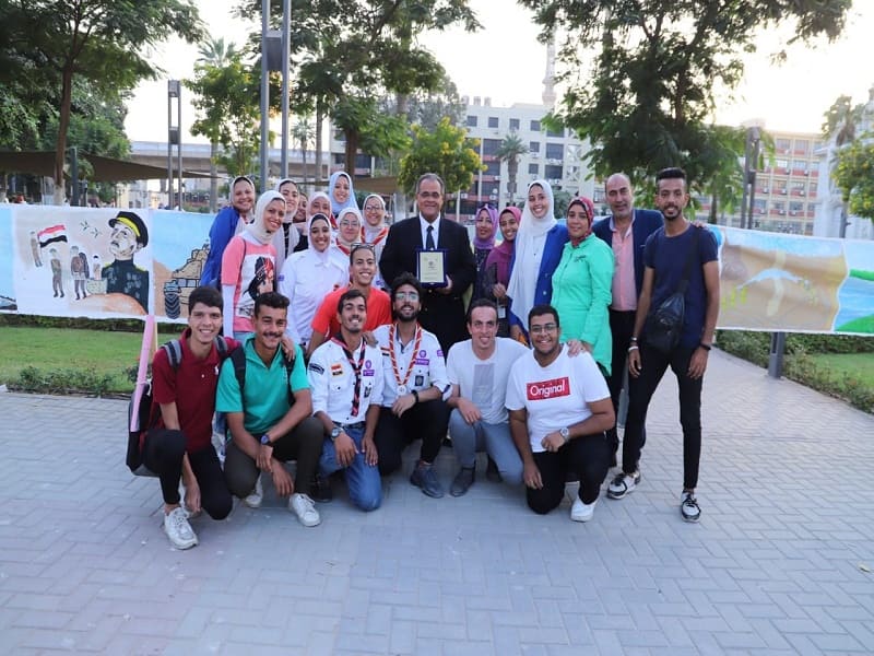 Prof. Dr. Abdel Fattah Saoud, Vice President of Ain Shams University, honors the students participating in the victory mural