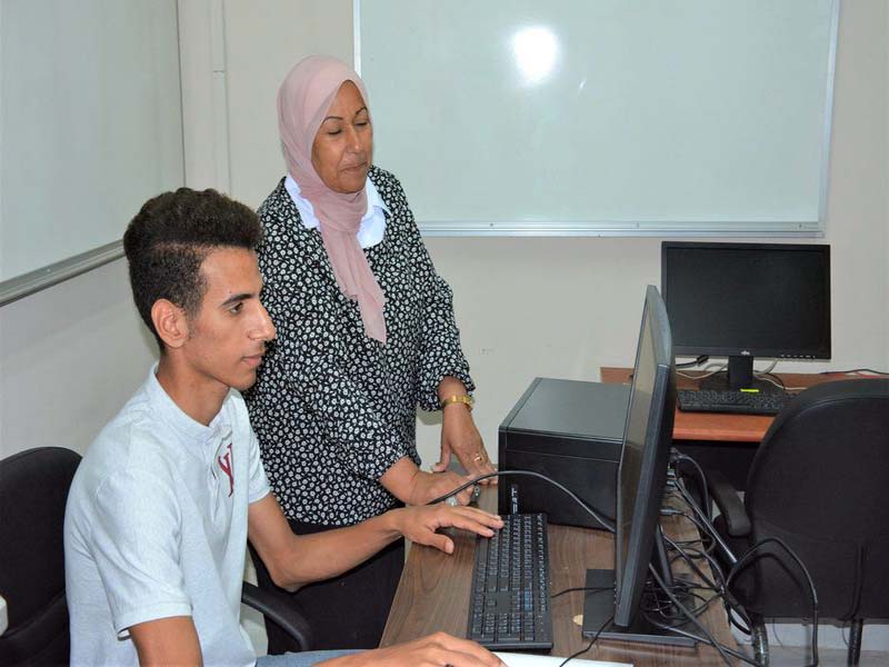 Coinciding with the beginning of the coordination of the first stage... High school students flock to the coordination laboratories at the Faculty of Engineering