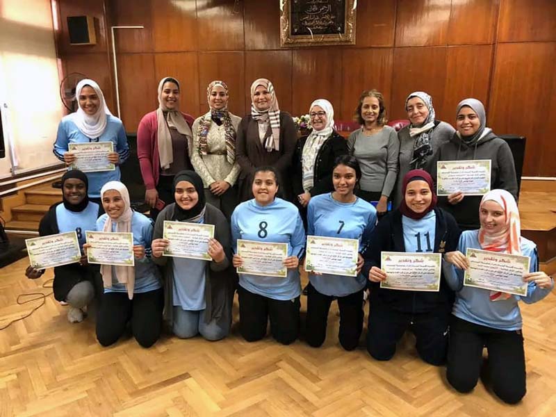 Honoring the Dean of the Faculty of Girls for the five-a-side football team of the Faculty of Girls