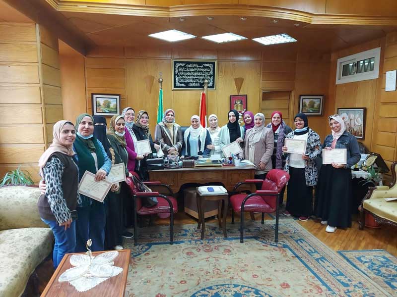 The Dean of the Faculty of Girls honors the members of the e-learning unit in the faculty