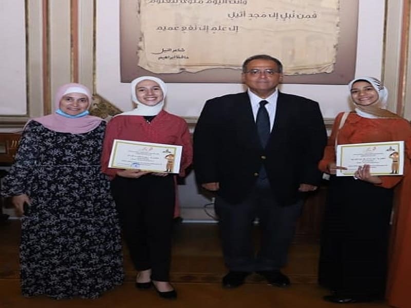 Prof. Dr. Abdel Fattah Saoud honors the talented pioneers of school students and adopts them technically by joining the folk arts team and the courses of Kayan Center at Ain Shams University