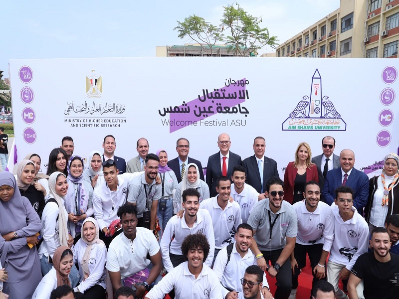 The Vice President of the University for Education and Student Affairs witnesses the raising and saluting of the flag amid a large student presence at the festival welcoming the academic year 2023-2024.