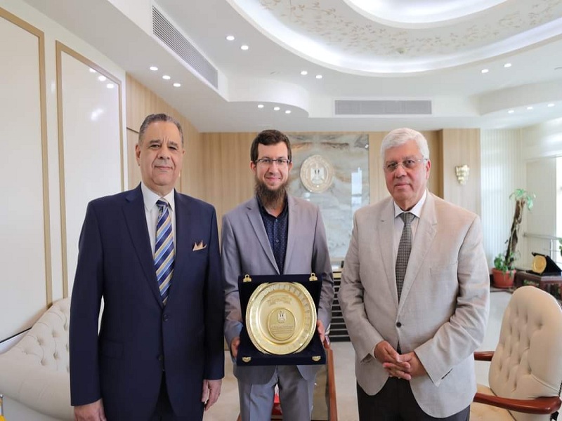 The Minister of Higher Education honors Dr. Hesham Omran for winning the UNESCO Al-Fouzan International Competition Award