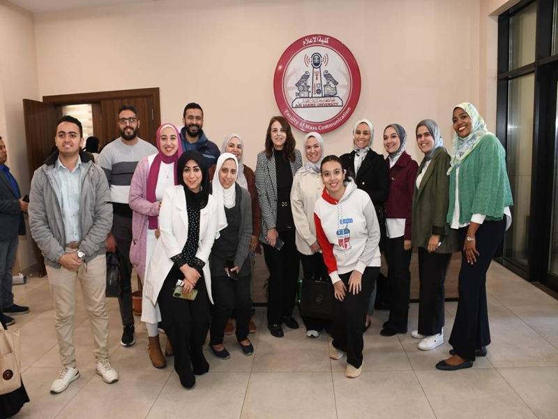 ندوة تكشف أسرار صحة الفم والأسنان وتأثيرها على النفس والجسم بكلية الإعلام