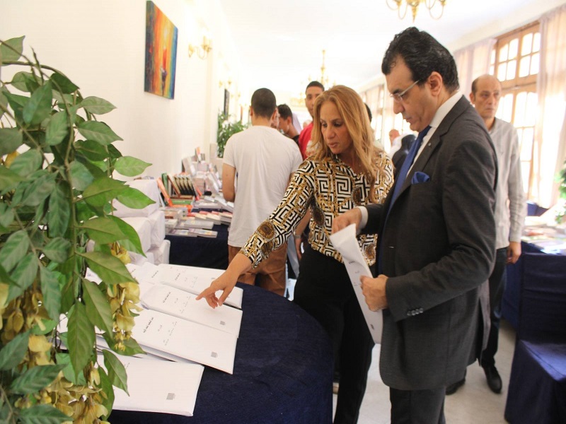 عميدة كلية آداب عين شمس تفتتح معرضًا للكتاب بالكلية وتتفقد الجناح وسط إقبال طلابي ملحوظ
