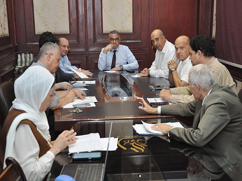 Dean of the Faculty of Business at Ain Shams University chairs a meeting with program coordinators to evaluate the first week of the academic semester