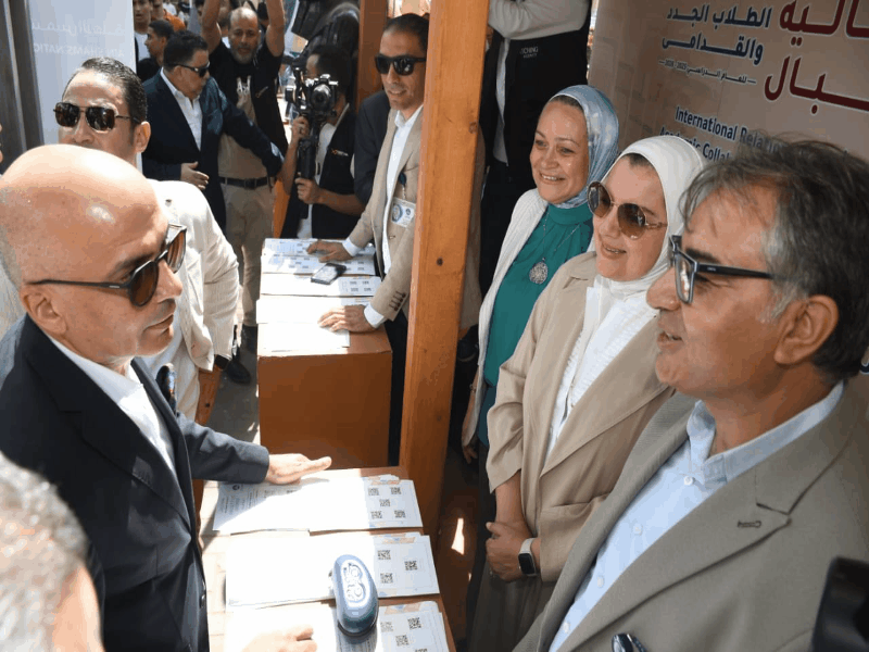 رئيس جامعة عين شمس يشهد رفع وتحية العلم خلال مهرجان استقبال العام الجامعي 2025- 2026