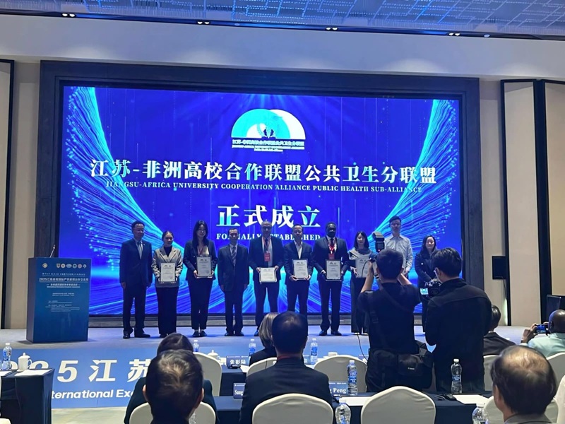 مستشفيات جامعة عين شمس تشارك بالمنتدى الطبي الحيوي بجيانغسو بالصين