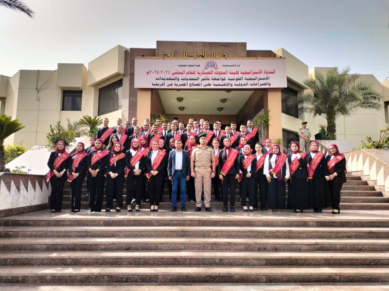 Lieutenant General Abdel Meguid Sakr, Commander-in-Chief of the Armed Forces and Minister of Defense and Military Production, attended the discussion of the Military Research Authority's main research paper, with the participation of a delegation of Ain Shams University students