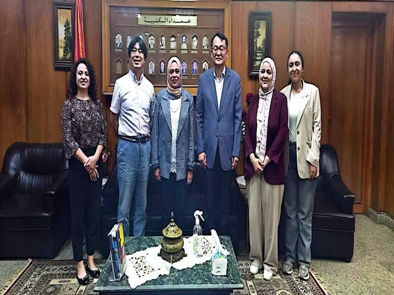 In line with strengthening international academic cooperation, the Dean of the Faculty of Al-Alsun ​​at Ain Shams University receives a delegation from Hanyang University in South Korea to discuss prospects for joint collaboration