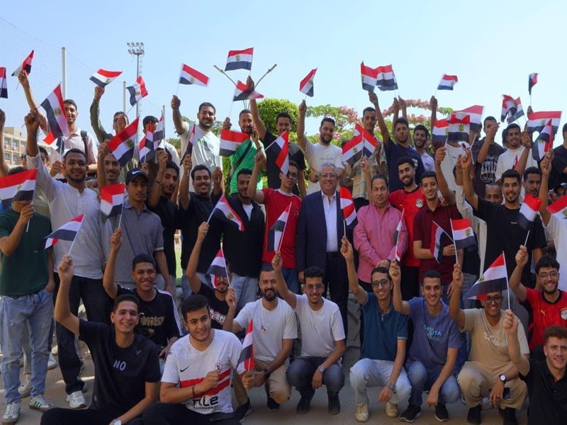 ألف طالب وطالبة من المدن الجامعية بعين شمس يشجعون منتخب مصر في كأس العالم عبر شاشة «الفان زون» العملاقة بالعاصمة الإدارية