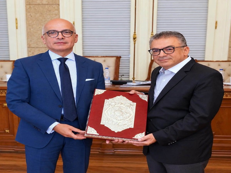 رئيس جامعة عين شمس يعقد اجتماعًا مع السادة عمداء الكليات لمناقشة قضايا الجامعة وتعزيز كفاءة الأداء المؤسسي