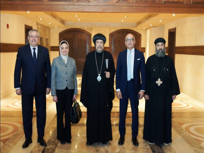 رئيس جامعة عين شمس يهنئ الأنبا إرميا بمناسبة عيد القيامة المجيد