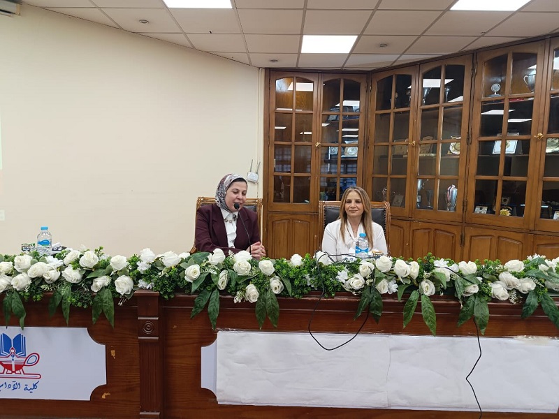 The Faculty of Arts hosts the Executive Director of the Egyptian Red Crescent in a seminar on the Egyptian role in relief work