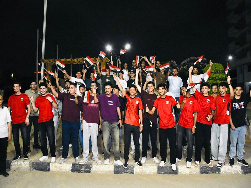 للمرة الثانية.. طلاب المدن الجامعية بجامعة عين شمس يؤازرون المنتخب أمام شاشة «الفان زون» العملاقة بالعاصمة الإدارية الجديدة