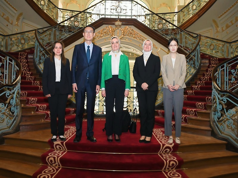 جامعة عين شمس تبحث تعزيز التعاون الأكاديمي مع جامعة بيكين العالمية