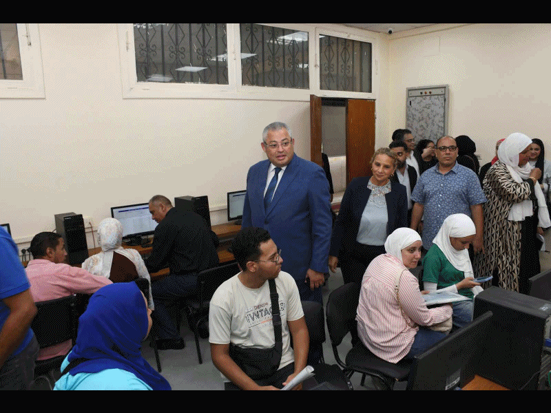 نائب رئيس الجامعة لشؤون التعليم والطلاب يتفقد معامل التنسيق الإلكتروني في أول أيام المرحلة الأولى لتنسيق القبول بالجامعات