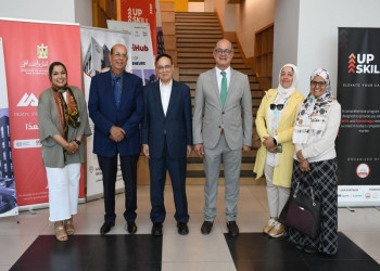 Vice President of Ain Shams University for Postgraduate Studies and Research receives Prof. Shaker Mousa is one of the pioneers of nanotechnology